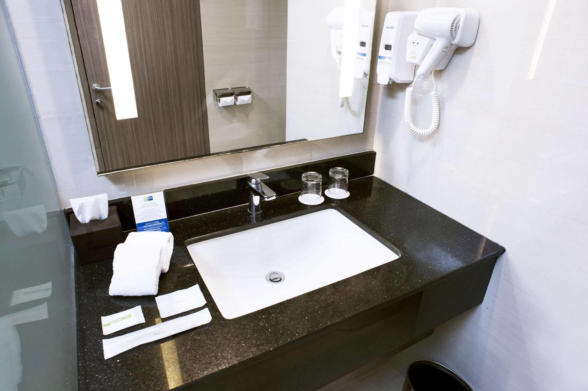 Holiday Inn Express Surabaya Centerpoint By Ihg Экстерьер фото